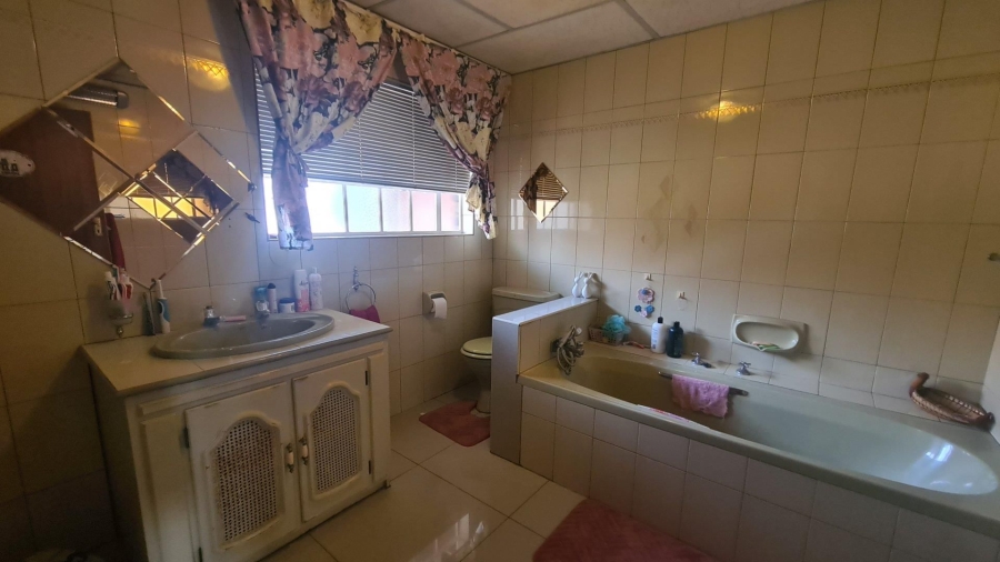 5 Bedroom Property for Sale in Wilgeboom A H North West